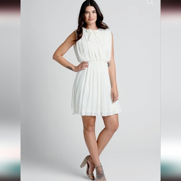 NWT Modcloth M The Pleat-est Dress Solid Green Green Fit and Flare Bow Pleated - Picture 6 of 16